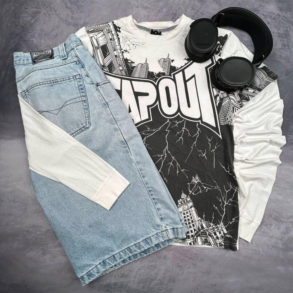 AOP Tapout‎ graphic tee with bold black and white city print Early y2k grunge
